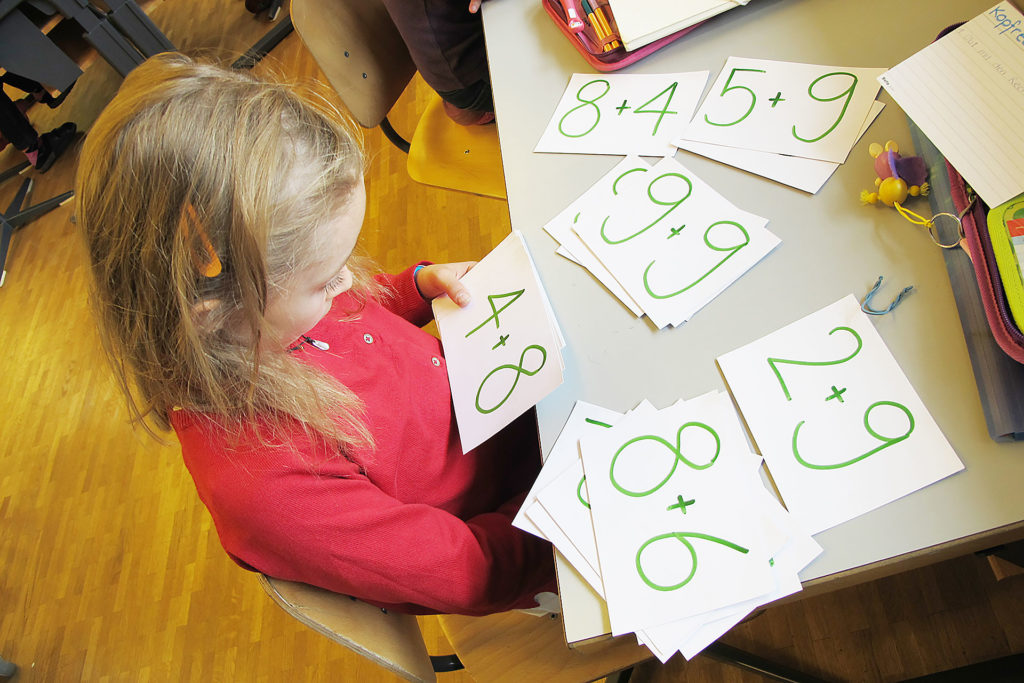 junge Schülerin löst Mathematikaufgaben an einem ruhigen Arbeitsplatz
