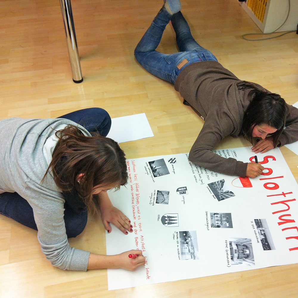 zwei Schülerinnen erstellen ein Plakat zum Kanton Solothurn