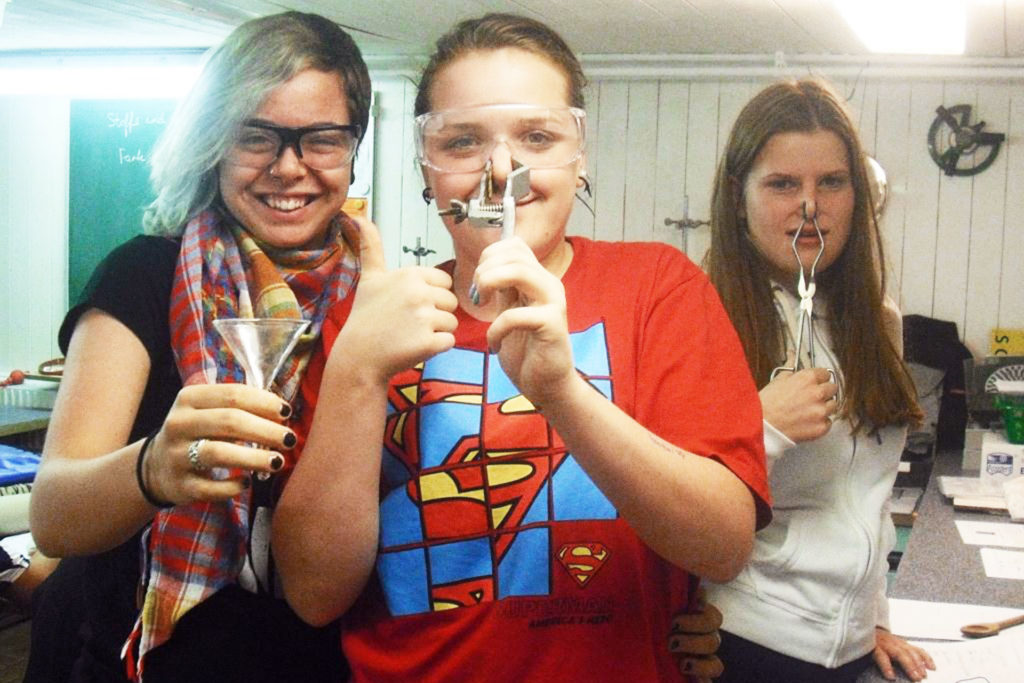 drei Schülerinnen machen Quatsch im Labor